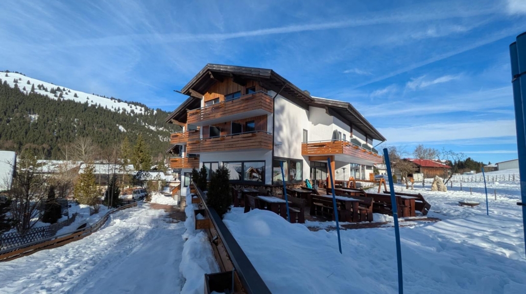 Das Haus RLP im Schnee